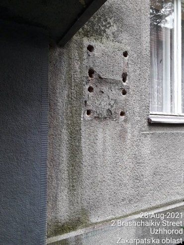 В Ужгороде с фасада дома украли бронзовую табличку 