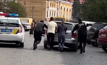 В Ужгороде патрульные помогли попавшему в переплет водителю