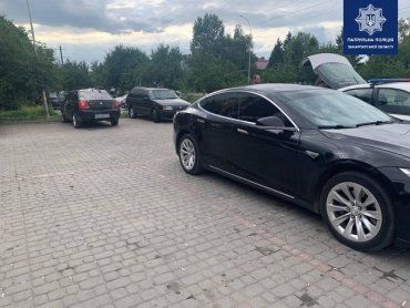 В Ужгороде водитель Tesla "сюрпризу" на парковке не обрадовался