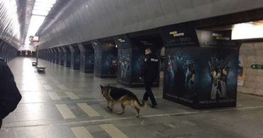 В Киеве "заминировали" центральные станции метро, работают взрывотехники