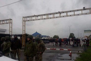 Бунт на границе с Венгрией в Закарпатье: Почему перевозчики заблокировали КПП Тиса