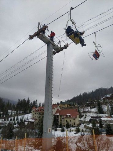 На горнолыжном курорте в Карпатах остановился кресельный подъемник: Спасатели сняли 14 человек 