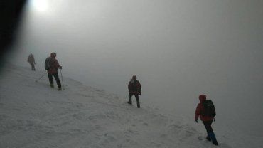 Спасатели Закарпатья в жутких условиях ведут поиски 2 пропавших в Карпатах лыжников 