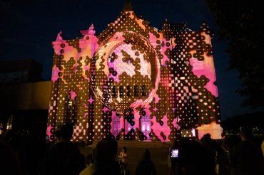 В Ужгороде на здании Закарпатской областной филармонии провели светозвуковое шоу. 