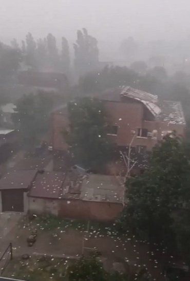 Ураган сорвал крышу суда в Первомайске и разнес по городу множество документов