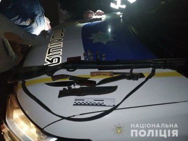 В Закарпатье полиция за нарушение ПДД остановила джип и наткнулась на оружие