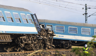 Жесткая авария в Венгрии: Поезд сошел с рельсов при столкновении с трактором