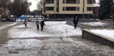 В Ужородском горсовете настаивают, что дороги и тротуары посыпают