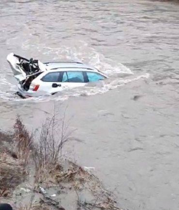 Жесткое ДТП в Закарпатье: Авто слетело в реку, видео опубликовали в сети