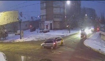 Авария в Ужгороде: На перекрестке такси влетело в легковушку