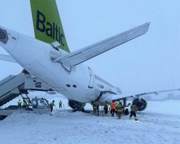 В рижском аэропорту самолет выкатился за пределы полосы и застрял в снегу
