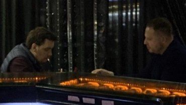 СМИ опубликовали фото беседующих топ-чиновников Гончарука и Ермака в ресторане Sutra