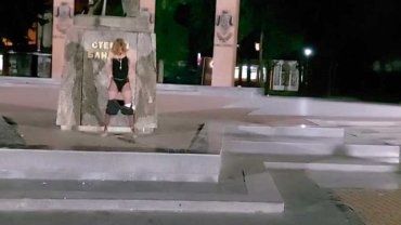 Видео с провокативным осквернением памятника Бандере во Львове тут же удалили