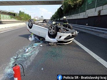 Результат тройного ДТП в Словакии: Разбитый Peugeot Cabrio перевернулся на крышу, два водителя травмированы
