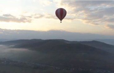 Оторвался от земли: Пилот теплового аэростата из Закарпатья осуществляет полеты на воздушном шаре
