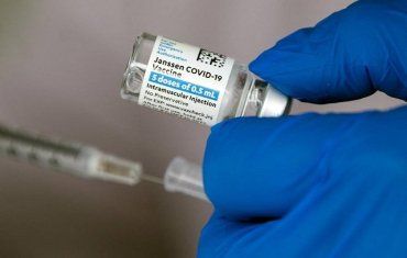 Применение вакцины Johnson & Johnson приостановят в ЕС и США из-за тромбоза