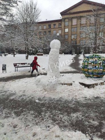 В Киеве установили памятник эпохе гидности в Украине - огромный член!