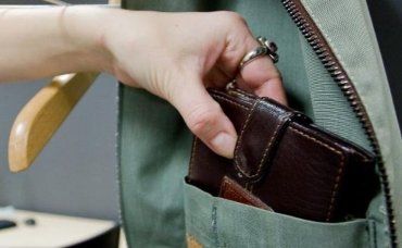 Жителька Ужгорода самостійно затримала кишенькову крадійку, яка поцупила її гаманець 