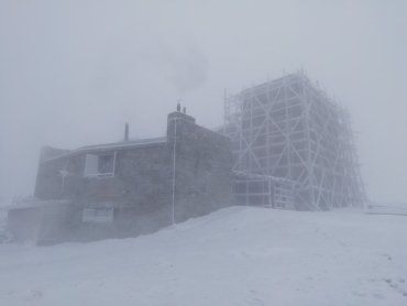 На вершине горы в Закарпатье царит мороз и снег 