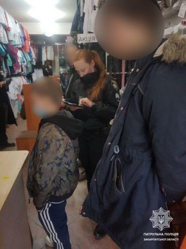 В центре Ужгорода малолетний пацан с другом обдурили продавца магазина 