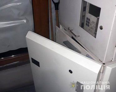 Мешканця Закарпаття та ще двох осіб підозрюють у крадіжці з банкомату 600 тисяч гривень