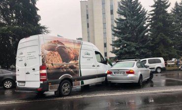 "Мікрик" із легковиком не розминулися біля 16-поверхівки в Ужгороді