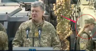 Рядом с нынешним президентом Украины военнослужащая потеряла сознание