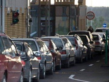 У пунктах пропуску Закарпаття на кордоні з Угорщиною водії годинами очікують на свою чергу
