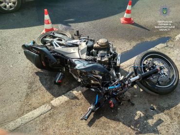 Мотоцикліст на Kawasaki врізався в Skoda та втік у Мукачеві