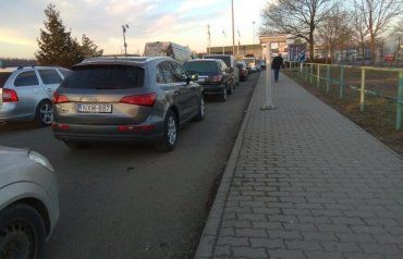 Закарпаття. Рух автівок через КПП "Лужанка" призупинений — в Угорщину можна дістатися лише пішки!