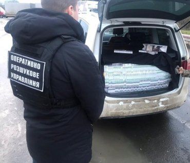 В Закарпатье на КПП Лужанка на контрабанде "влетел" дипломат: Минивэн был под завязку набит сигаретами 