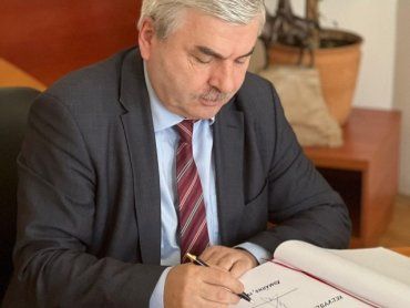 Президент подписал указ об увольнении посла Украины в Словакии