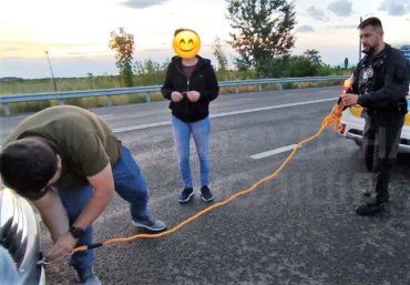 В Закарпатье патрульные отбуксировали дамочку на MINI Cooper на СТО