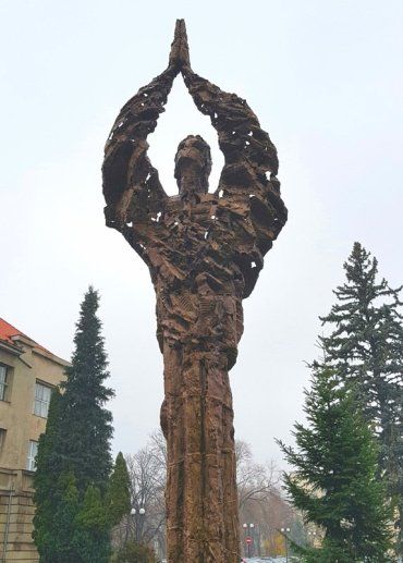 Мерія Ужгорода оголосила публічне обговорення щодо перенесення пам’ятника-монстра з набережної Незалежності
