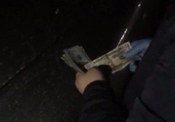 Поліцейські Закарпаття намагалися "викупити" відео з хабарем у активіста із Франківщини