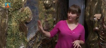 В Закарпатье женщина превратила старую хату в настоящее произведение искусства (ВИДЕО)