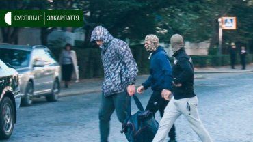 В центре Ужгорода трое в балаклавах нападают на суд - их окружили СБУ и военные 