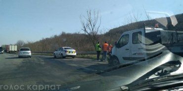 В Закарпатье фура залетала в технику дорожников на трассе 