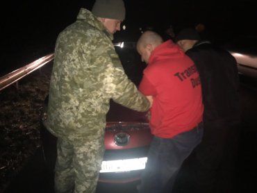 В Закарпатье на границе задержали надоедливого водителя сразу по 5 статьям 