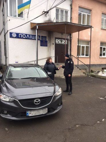 В Мукачево со двора частного дома угнали дорогостоящую "Mazda"