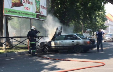 В Закарпатье просто посреди центра города начал пылать автомобиль 