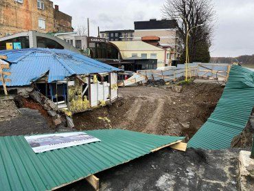 Шквальный ветер снёс забор в центре Ужгорода