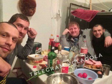 Дорогой алкоголь, "поляна" и телефоны: Как в Ужгороде "сидят" за решеткой опасные преступники