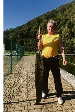 В Закарпатье директор рынка словил на территории санатория рыбу-гиганта