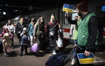 В топ-5 стран по украинским беженцам вошли Россия, Польша, Германия, Чехия, Италия.
