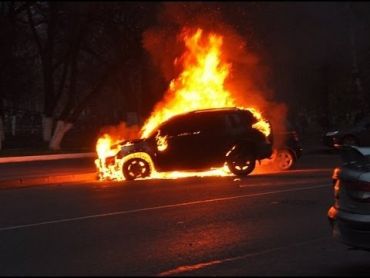 В Ужгороде ночью неожиданно начал гореть Land Cruiser