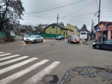 ДТП в Ужгороде: По улице разбросаны автозапчасти, водителям приходится объезжать