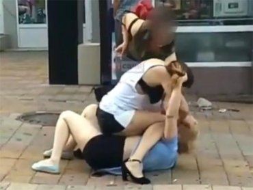 В Закарпатье на местном рынке разнимали двух агрессивных женщин 