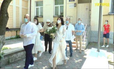 В Закарпатье невесты и женихи чихать хотели на карантин - свадьба всё равно будет!