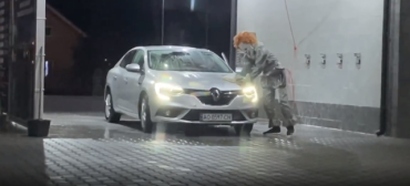 В Мукачево страшный клоун пугал людей на автомойке 